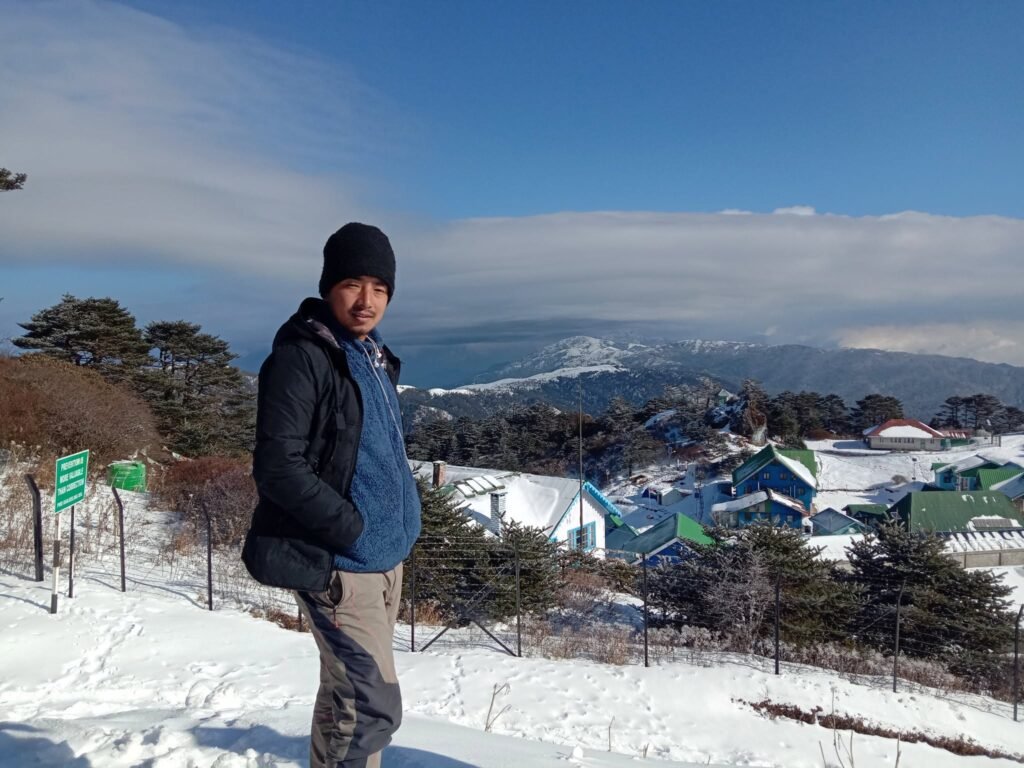 Guest in snow near Sandakphu